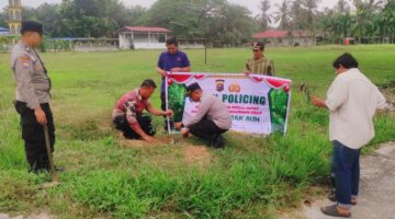 50 Bibit Pohon Buah Ditanam Polsek Sabak Auh Bersama Warga